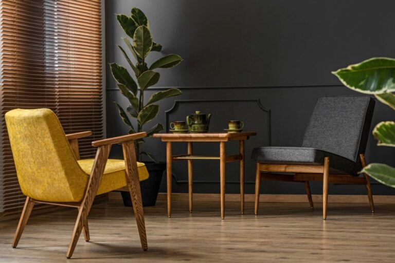 Laminate floors in sitting area with yello